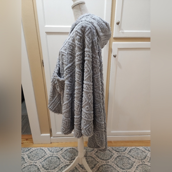 Cozy Gray Hooded Fuzzy Sherpa Fleece Poncho NWOT - Picture 5 of 11